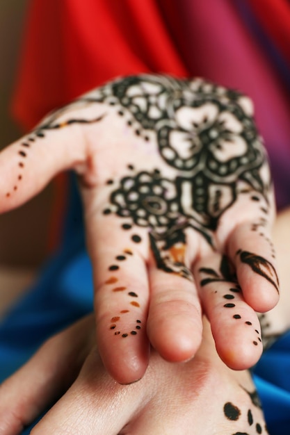 Image de henné sur les mains des femmes libre