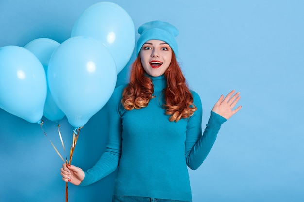 Image de l'heureuse jeune femme célébrant son anniversaire avec des ballons à air