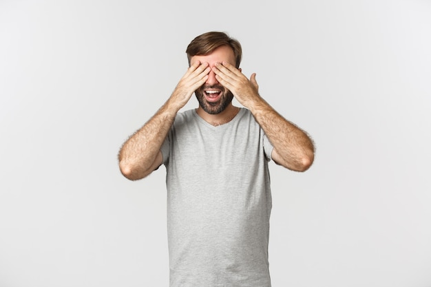 Image d'heureux mec souriant avec barbe