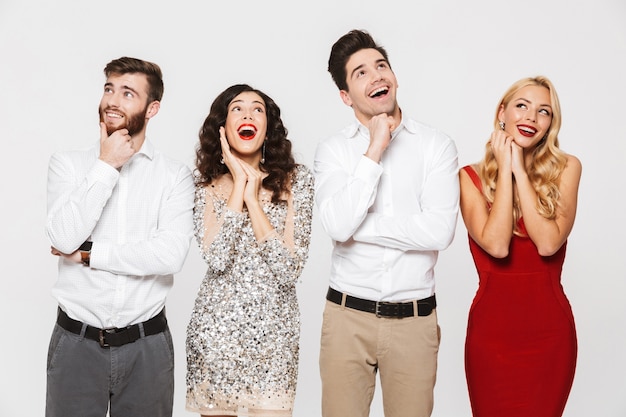 Image D'un Heureux Rêve Excité Jeune Groupe D'amis Debout Isolé Sur Blanc.