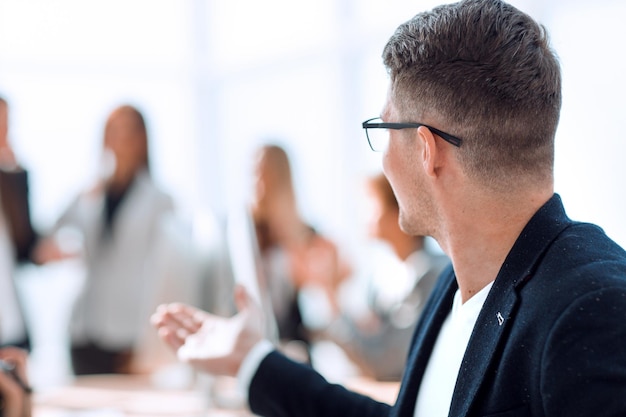 Image d'un homme d'affaires pointant vers son équipe commerciale