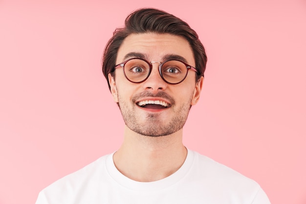 Image d'un homme caucasien drôle portant des lunettes souriant isolé