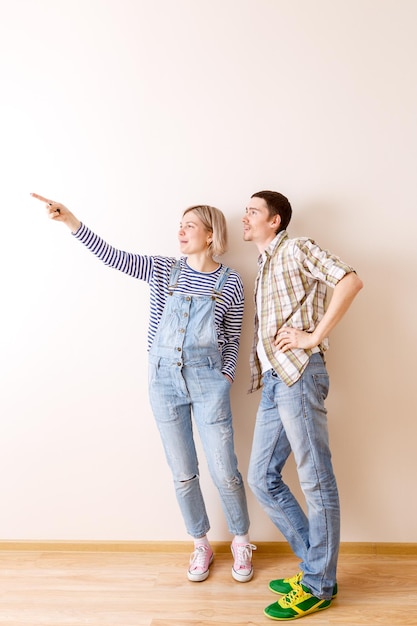 Image d'un homme et d'une femme dans un nouvel appartement vide