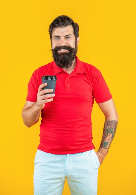 Image d'un homme à la pause-café Un homme à la pausa-café isolé sur jaune