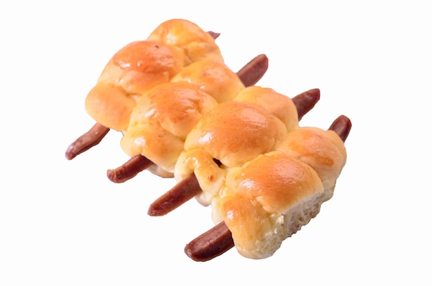 Une image d'un hot-dog sur un petit pain avec le mot fromage dessus.