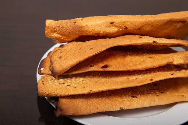 Image isolée de biscuits aux lentilles de cumin grillées au four. Pain de cuisine indienne