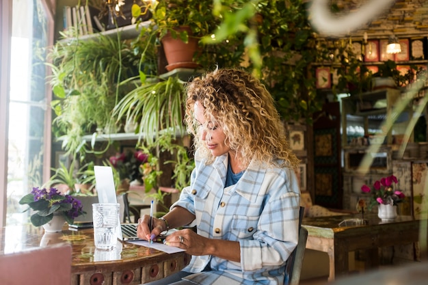 Image de jeune adulte heureux heureux gai mignon belle femme d'affaires s'asseoir à l'intérieur