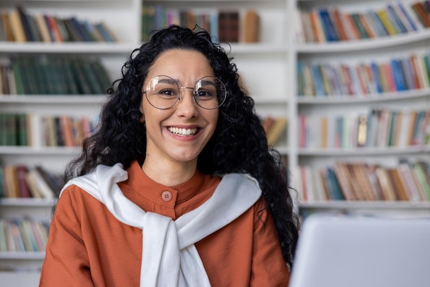 Photo une image d'un jeune adulte en tenue décontractée profondément concentré tout en étudiant dans une bibliothèque entourée de