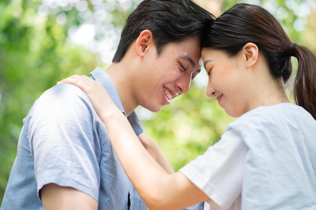 Image d'un jeune couple asiatique à l'extérieur