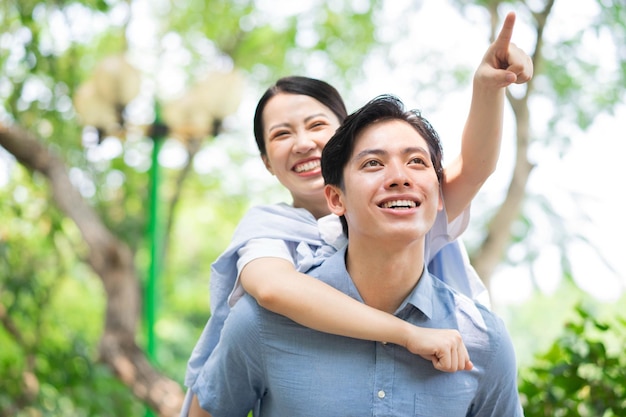 Image d'un jeune couple asiatique à l'extérieur