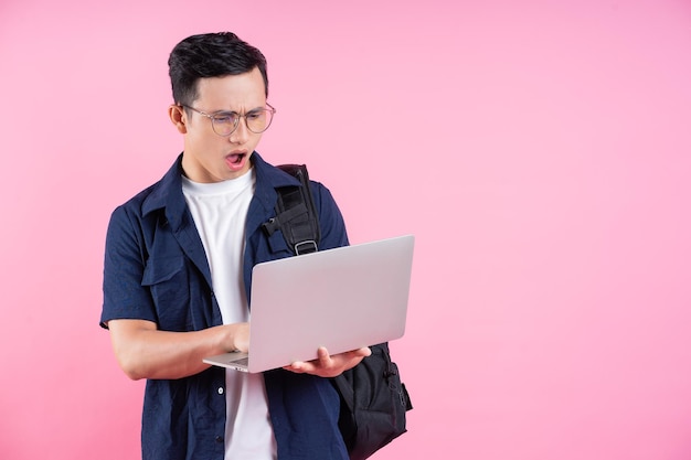 Image d'un jeune étudiant asiatique sur fond rose