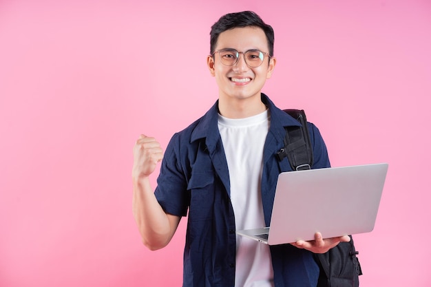 Image d'un jeune étudiant asiatique sur fond rose