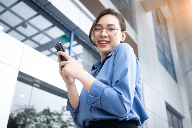 Image d'une jeune femme d'affaires asiatique à l'extérieur