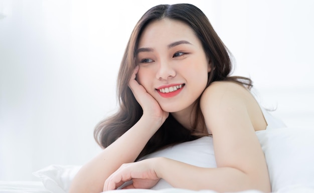 Image de jeune femme asiatique au lit