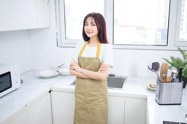 Image de jeune femme asiatique dans la cuisine