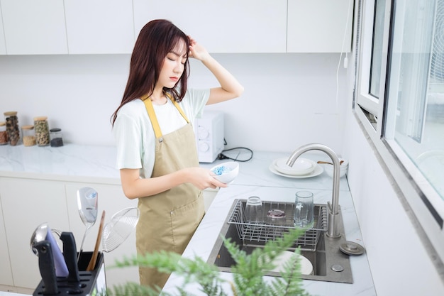 Image de jeune femme asiatique dans la cuisine