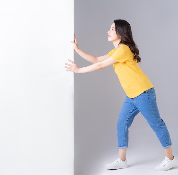 Image de jeune femme asiatique avec tableau blanc