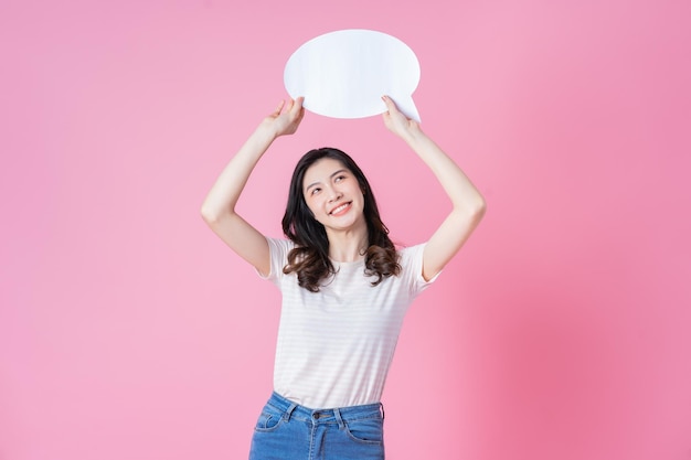 Image d'une jeune femme asiatique tenant une bulle de message sur l'arrière-plan du lien