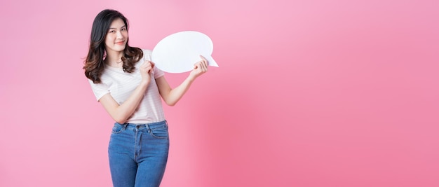 Image d'une jeune femme asiatique tenant une bulle de message sur l'arrière-plan du lien