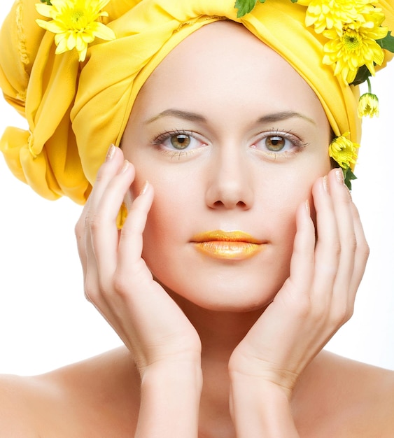 Image d'une jeune femme avec des chrysanthèmes jaunes