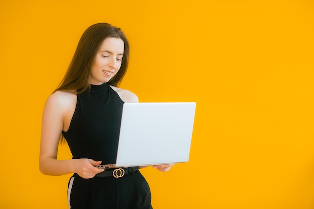 Image d'une jeune femme émotionnelle optimiste heureuse à l'aide d'un ordinateur portable