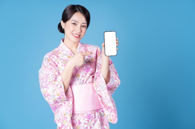 Image d'une jeune femme japonaise portant un kimono