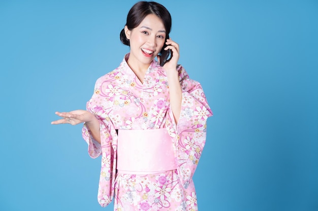 Image d'une jeune femme japonaise portant un kimono