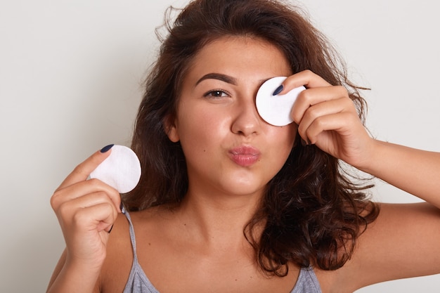 Image de jeune femme à la peau fraîche et aux jeunes perspectives