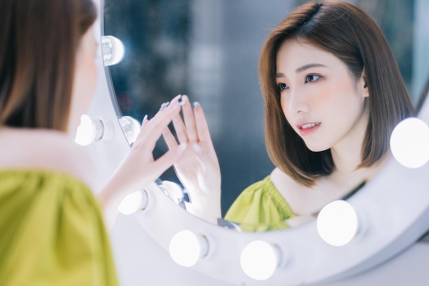 Image de jeune fille asiatique devant le miroir