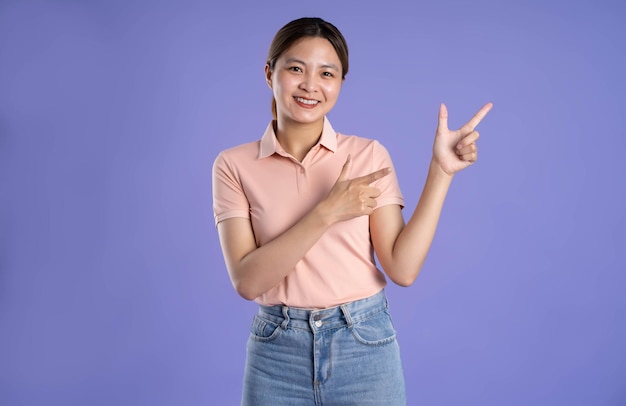 Image d'une jeune fille asiatique posant sur un fond violet