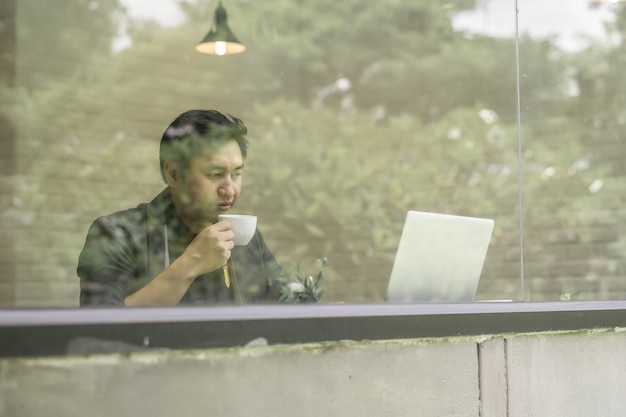 Image de jeune homme d&#39;affaires travaillant sur son ordinateur portable au bureau.