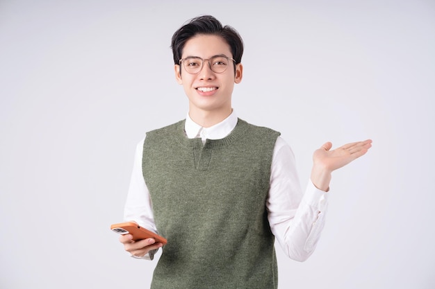 Image de jeune homme asiatique sur fond blanc