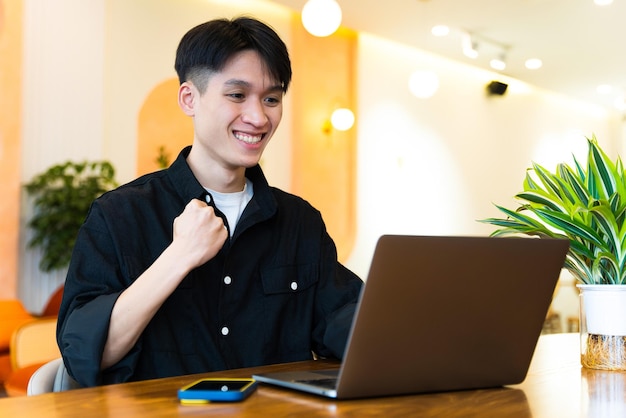 Image d'un jeune homme asiatique travaillant dans un café