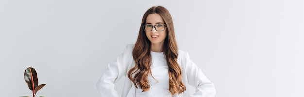 Image De Jolie Femme Brune élégante Debout Dans Un Bureau Blanc