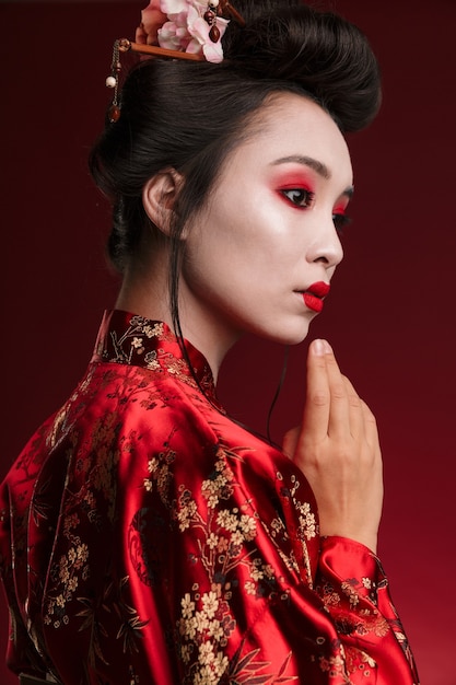 Image de jolie femme geisha asiatique en kimono japonais traditionnel