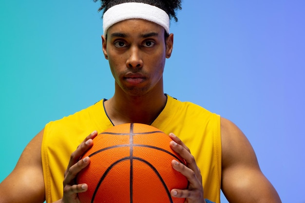 Image d'un joueur de basket-ball biracial avec basket-ball sur fond vert à bleu