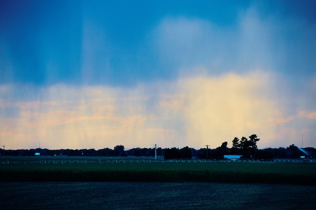 Image de jour de pluie dans les terres agricoles