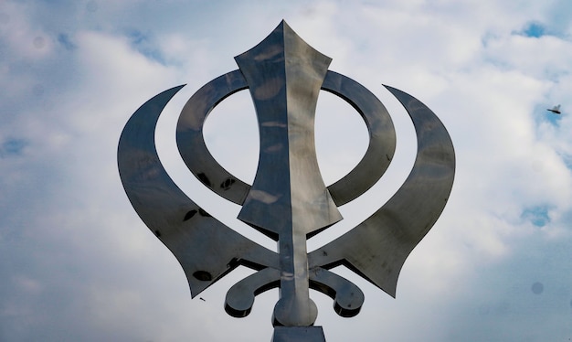 Photo image de khanda de symbole de sikhisme dans le ciel