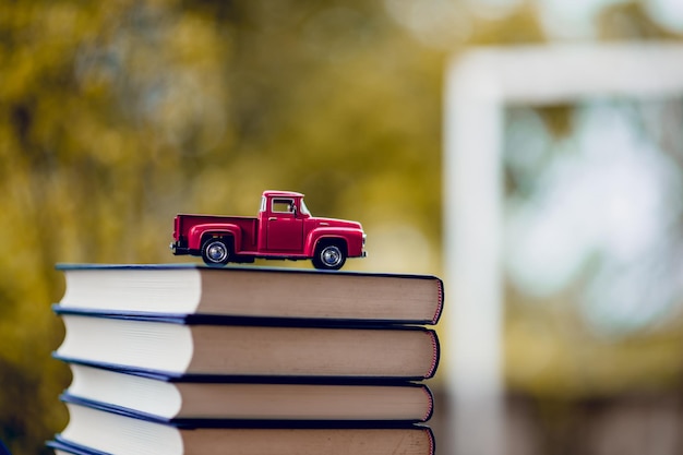 Image de livres et d'équipements éducatifs placés sur la table Concept éducatif avec espace de copie