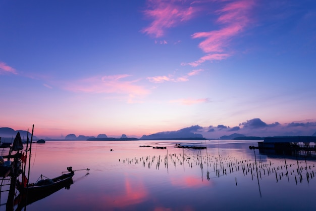 Image longue exposition de paysage marin de couleur dramatique avec réflexion au coucher du soleil