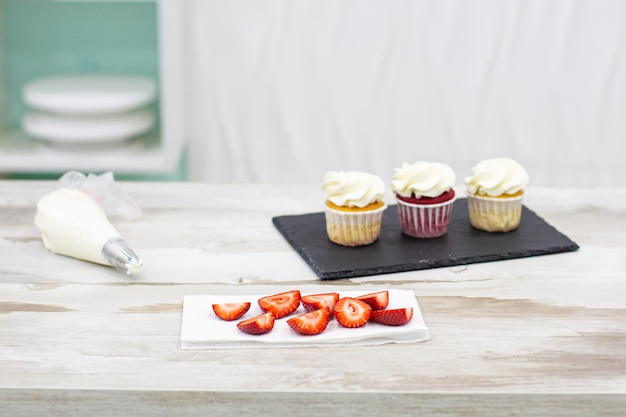 Image d'un lot de cupcakes aux fraises faits maison
