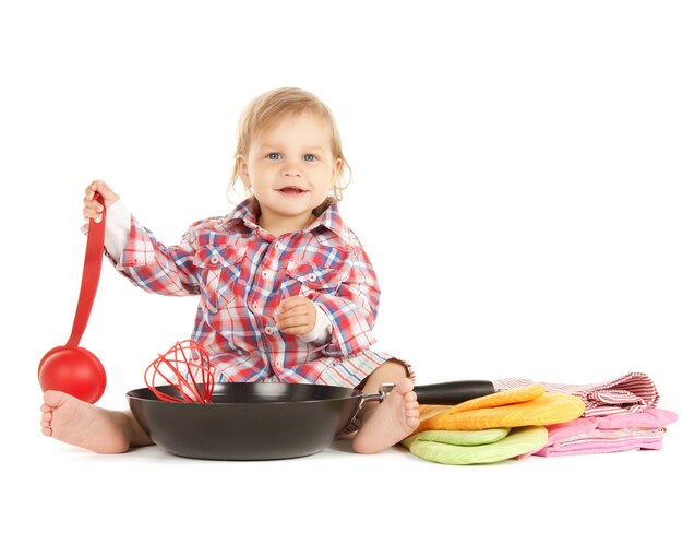 image lumineuse d'un adorable bébé cuisinier avec une casserole.