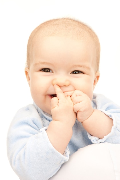 image lumineuse d'un bébé adorable sur blanc