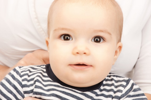 image lumineuse d'un bébé adorable sur blanc