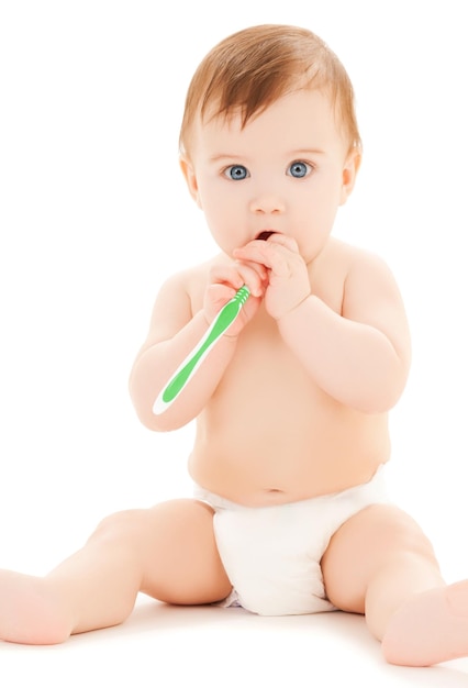 image lumineuse d'un bébé curieux qui se brosse les dents.