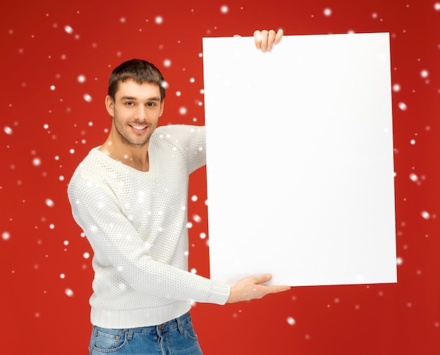 image lumineuse d'un bel homme avec un grand tableau blanc.