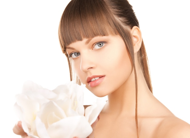 image lumineuse d'une belle femme avec une fleur d'orchidée.