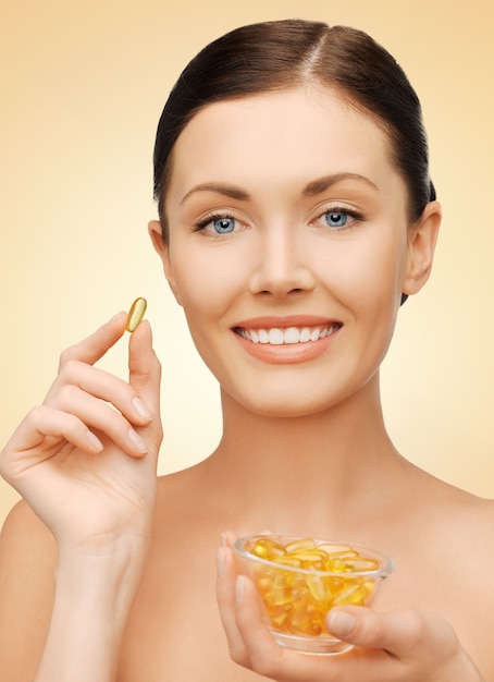 image lumineuse de belle femme avec des vitamines