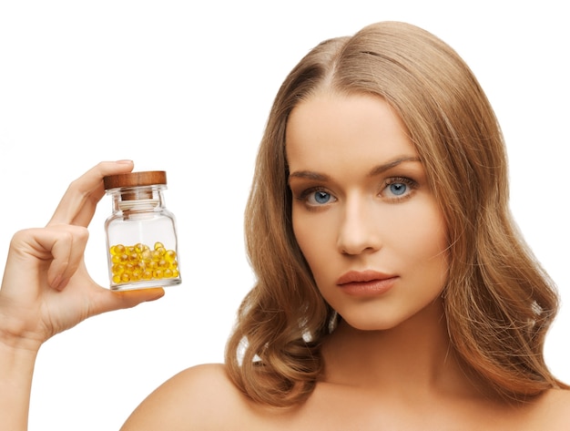 image lumineuse de belle femme avec des vitamines