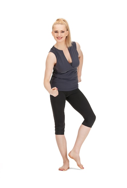 image lumineuse de belle instructeur de fitness over white